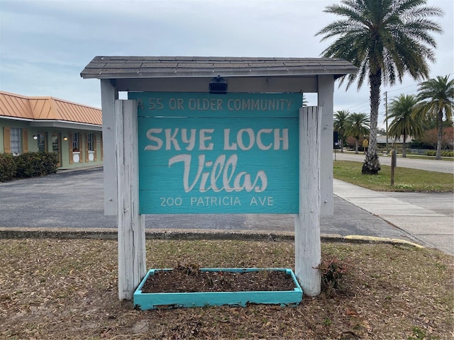 view of community / neighborhood sign