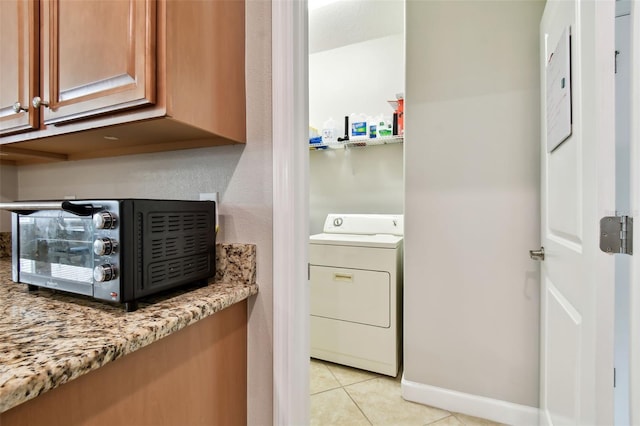 laundry room with washer / dryer and light tile patterned flooring