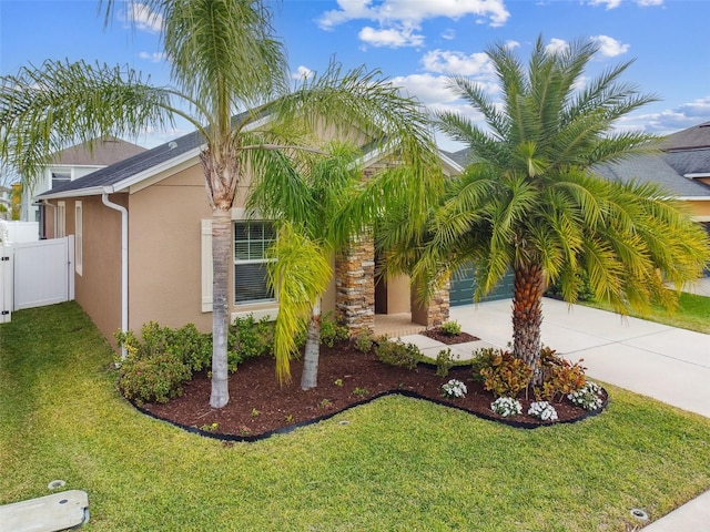 view of front of house featuring a front lawn