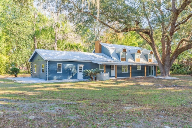 view of front of property featuring a front lawn and a patio