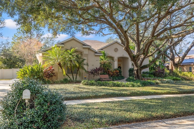 view of front of home featuring a front yard