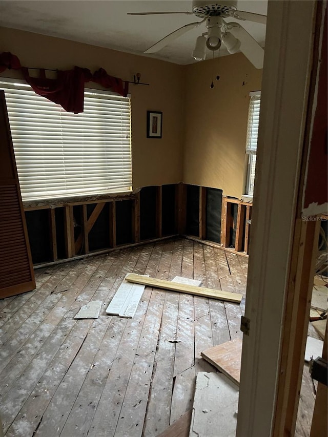 empty room featuring ceiling fan