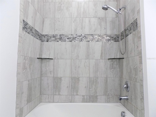 bathroom with tiled shower / bath