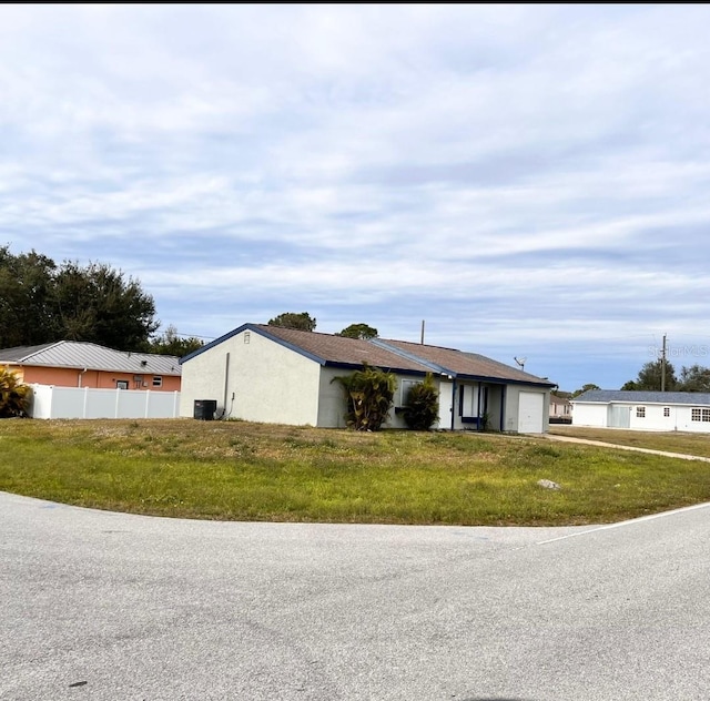 ranch-style house featuring a front lawn and a garage