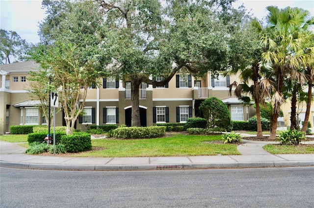 view of front of home featuring a front yard