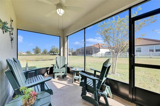 sunroom with ceiling fan