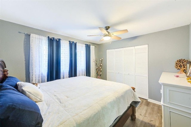 bedroom featuring ceiling fan, hardwood / wood-style floors, and a closet