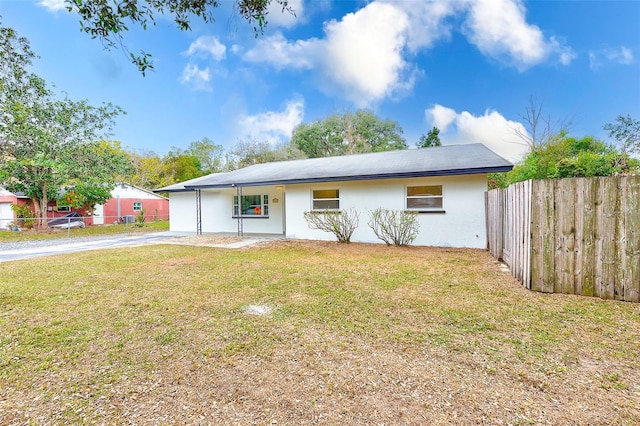 ranch-style house featuring a front yard