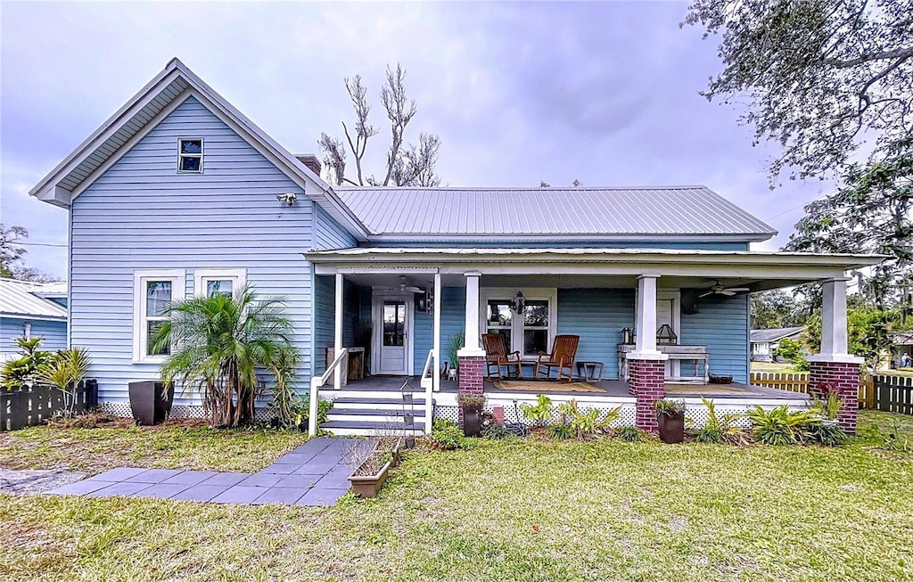 view of front facade with a front yard and covered porch