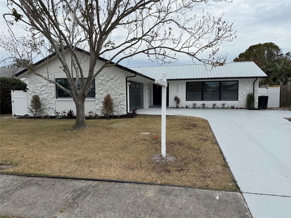 view of front facade featuring a front lawn and a garage