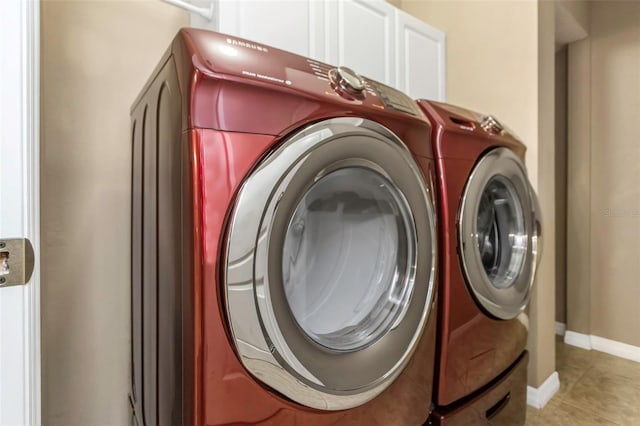 washroom featuring light tile patterned flooring and washing machine and clothes dryer