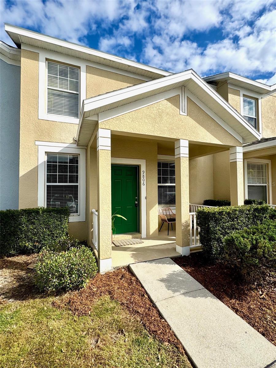 property entrance featuring a porch