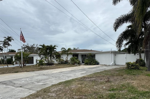 view of front facade with a front lawn