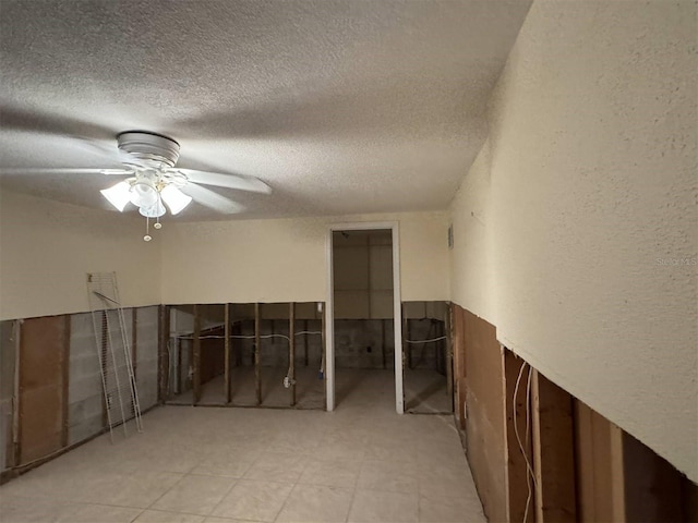 unfurnished room with a textured ceiling and ceiling fan