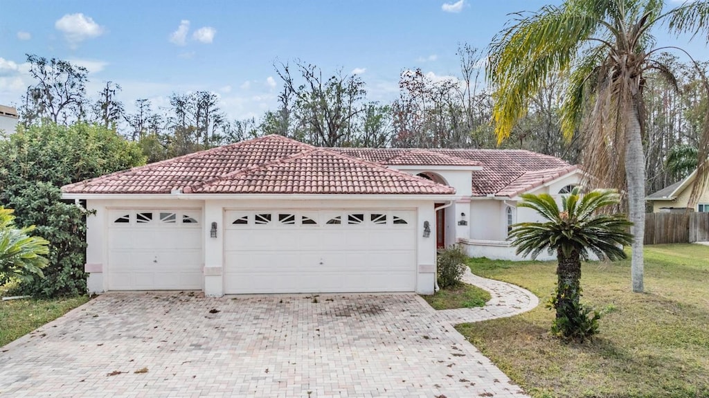 view of front of house featuring a garage and a front yard