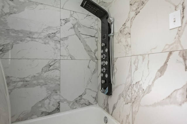 bathroom featuring tiled shower / bath