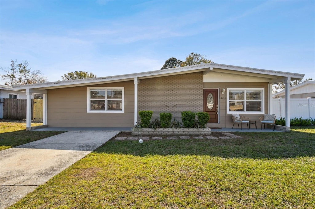 ranch-style house featuring a front lawn