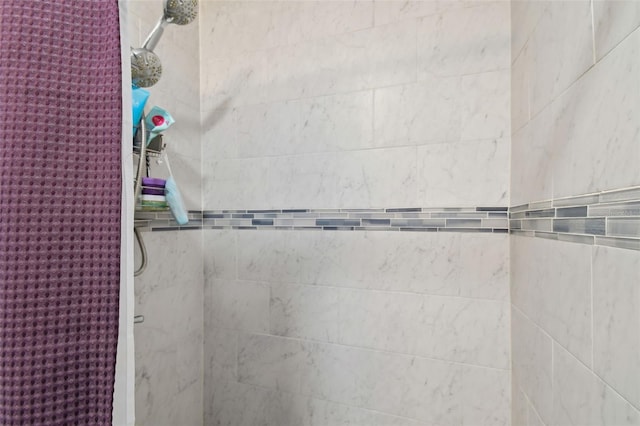 bathroom featuring a tile shower