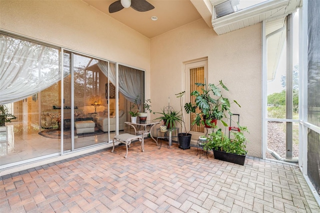 sunroom with ceiling fan