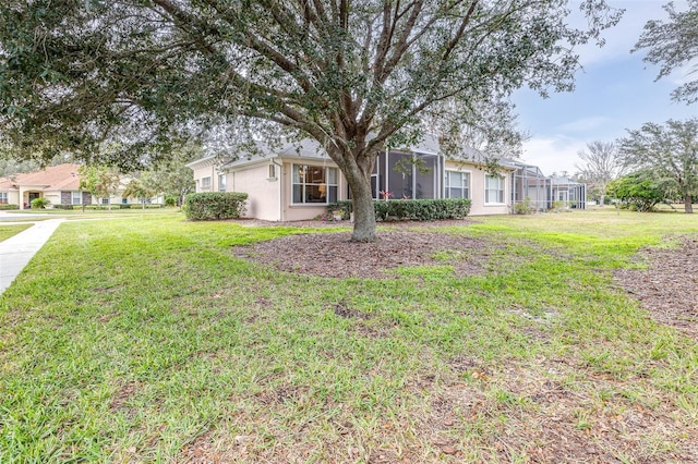 view of front of property featuring a lanai and a front yard