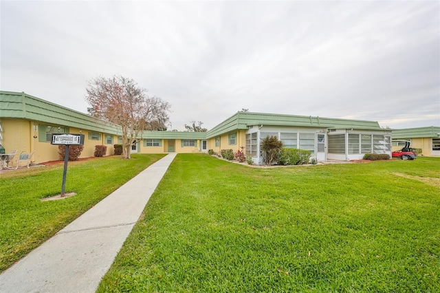 view of front of house featuring a front lawn