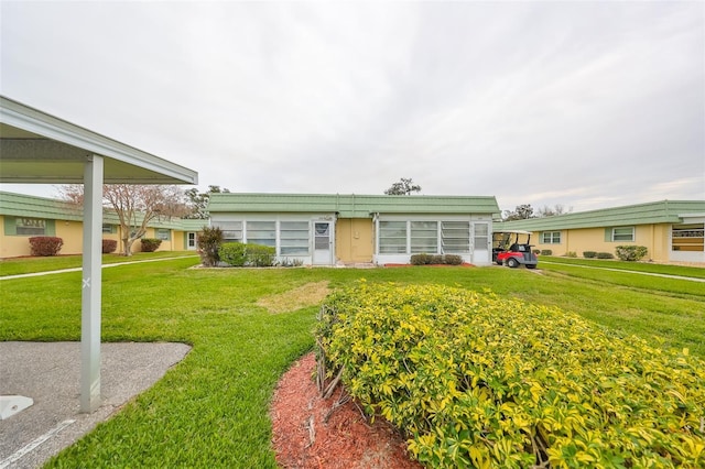 view of front of home featuring a front lawn