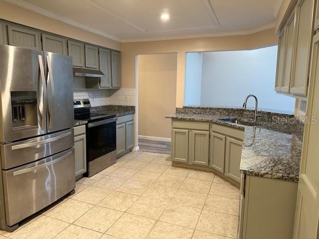 kitchen with sink, stainless steel appliances, dark stone countertops, and gray cabinetry