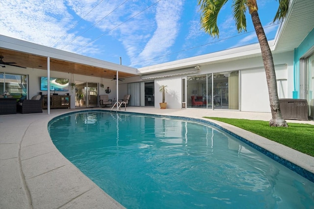 view of swimming pool with an outdoor living space, a patio, and ceiling fan