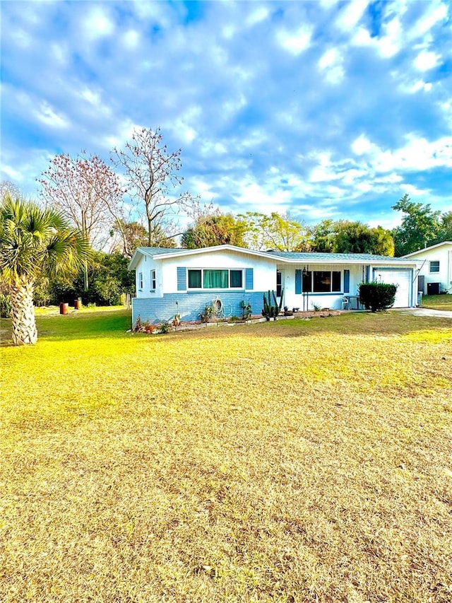 view of front of home featuring a front yard and a garage