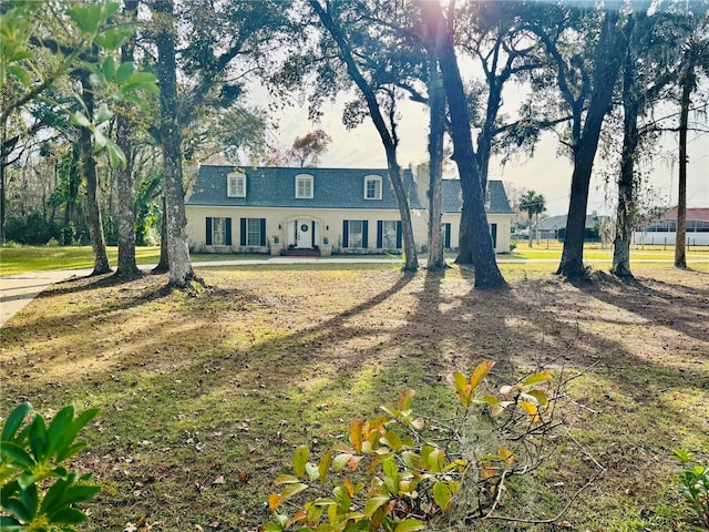 view of front facade featuring a front lawn