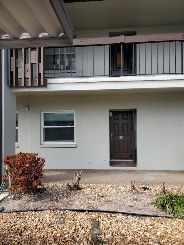 entrance to property featuring a balcony