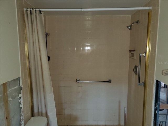 bathroom featuring a shower with curtain