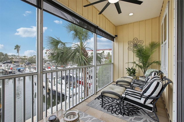 sunroom with ceiling fan