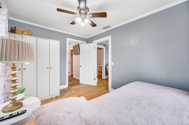 bedroom featuring a closet, ceiling fan, ornamental molding, and light hardwood / wood-style flooring