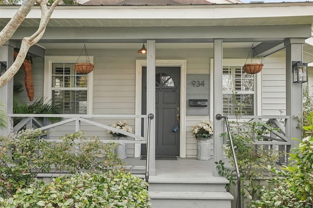 entrance to property featuring covered porch