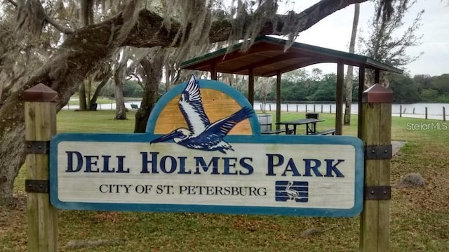 community sign featuring a water view