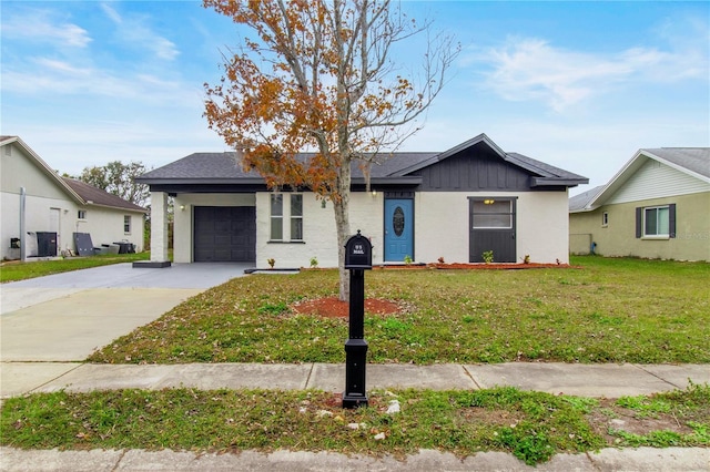 view of front of property featuring a front lawn and a garage