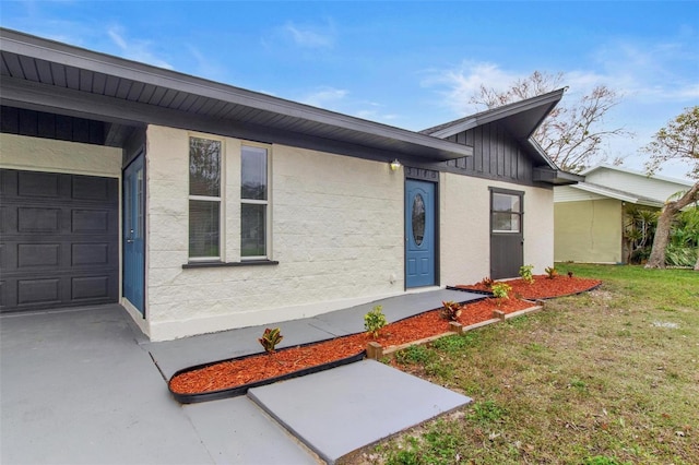 view of front of house featuring a front yard and a garage