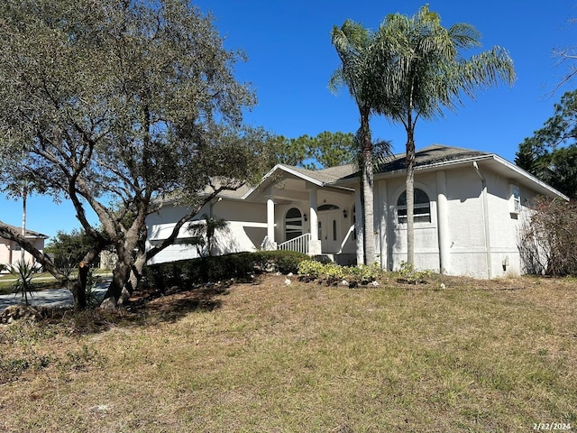 view of front facade featuring a front lawn