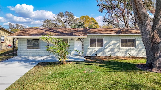 single story home featuring a front yard