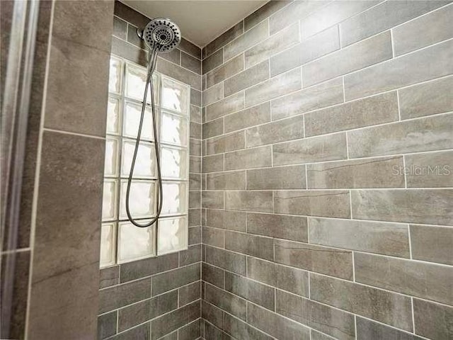 bathroom featuring a tile shower