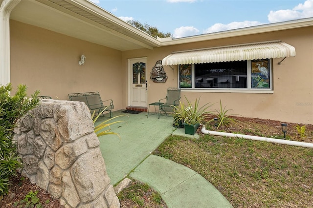 entrance to property featuring a yard