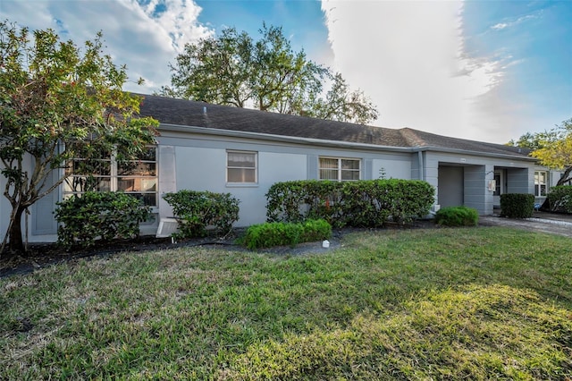 single story home featuring a front lawn