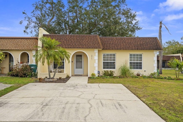 view of front of home featuring a front lawn