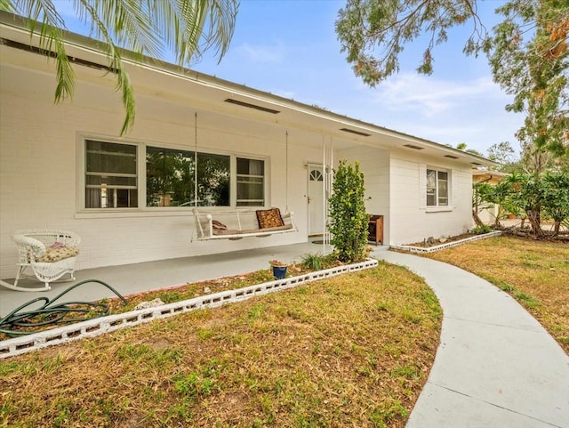 ranch-style home with a front lawn