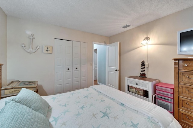 bedroom featuring a textured ceiling and a closet