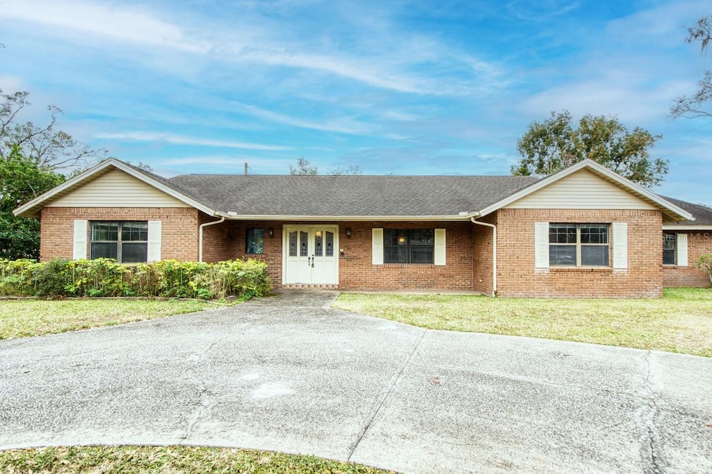 single story home with a front lawn