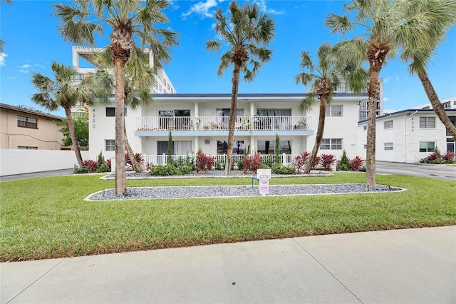 view of front of house with a front lawn