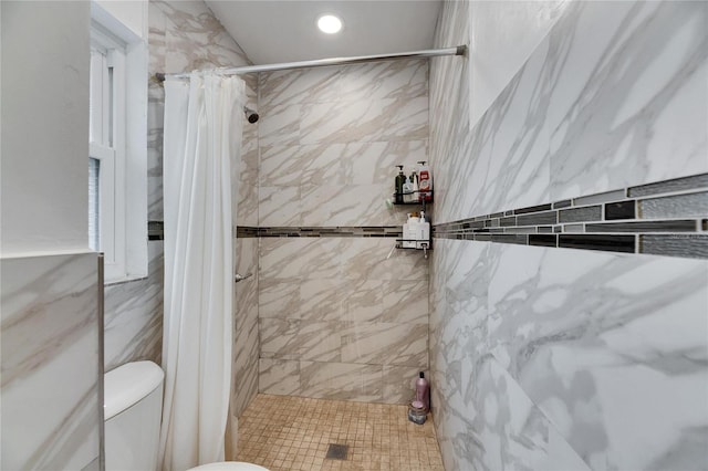 bathroom featuring a shower with curtain and toilet