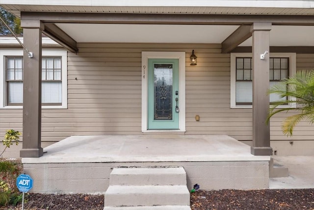 entrance to property featuring a porch